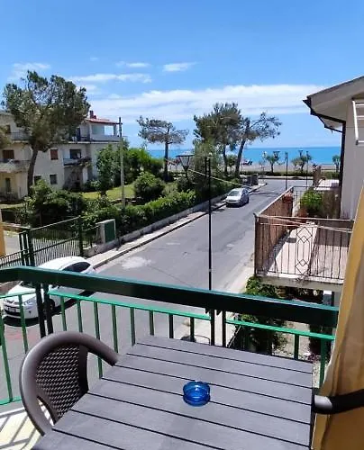 Ad Un Passo Dal Mare לינה וארוחת בוקר 4*